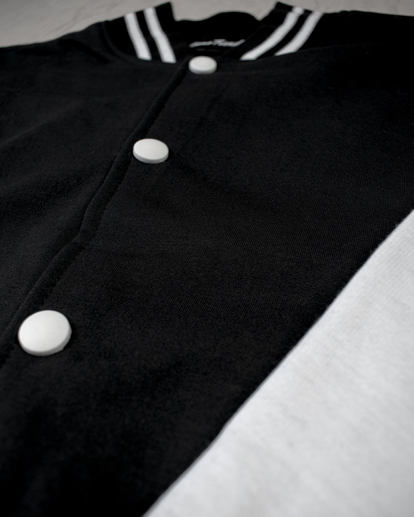 SOLID VARSITY | RELAXED FIT